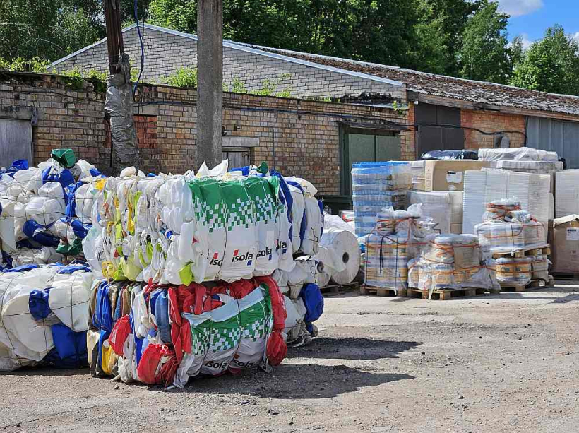 Visticamāk, tālākai pārstrādei sagatavotās dažāda izlietotā iepakojuma ķīpas pie SIA "Grindplast" objekta Valgundes pagastā. Nekur nav uzrādīta norāde par uzņēmuma nosaukumu. Sastaptie darbinieki stāstīja, ka "Grindplast" šo objektu iznomājis SIA "Herlig", kas, kā ziņo "firmas.lv", darbojas ar atkritumu un metāllūžņu vairumtirdzniecību un nebīstamo atkritumu vākšanu. "Herlig" īpašniece Dace Samuša agrāk pārstāvējusi arī SIA "Grindplast". Nozares pārstāvji norāda uz abu uzņēmumu ciešu sadarbību.