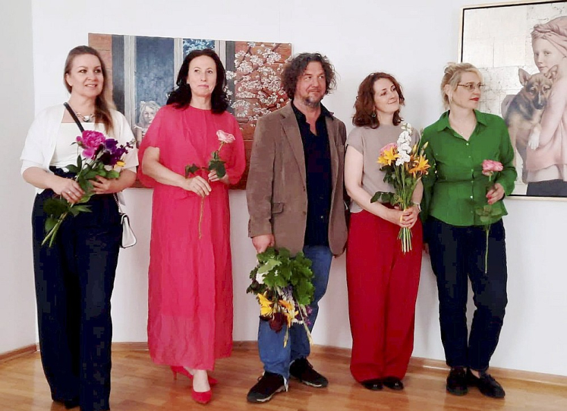 Daļa izstādes autoru (no kreisās): Ilze Preisa, Elga Grīnvalde, Paulis Postažs, Laura Feldberga, Līga Jukša. 2026. gada 6. jūnijs.