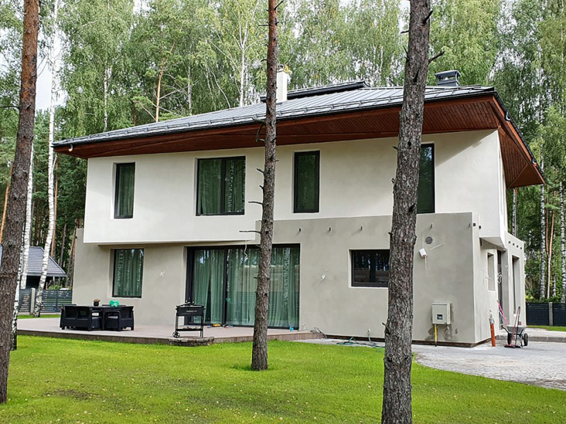 Namam var ierīkot ventilējamo fasādi vai ārsienas apmest ar kaļķu apmetumu.