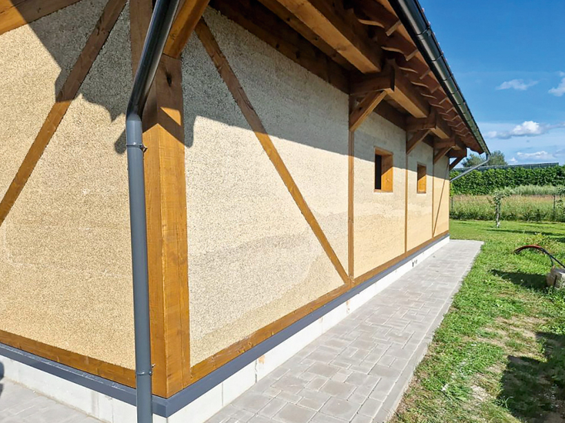 Kaņepju betonu iestrādā starp konstrukcijām pēc veidņu nostiprināšanas.