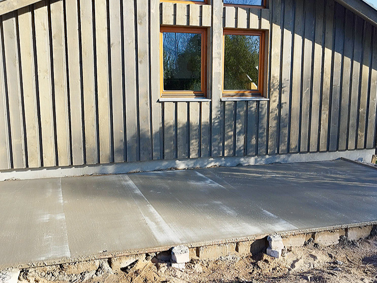 Virs kaņepju betona ierīkota ventilējamā fasāde.