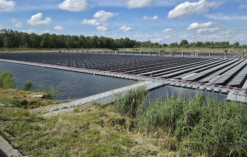 Ļoti veiksmīgu un neordināru risinājumu saules enerģijas ražošanai pašpatēriņam – notekūdeņu attīrīšanas iekārtu darbības nodrošināšanai, tostarp notekūdeņu dūņu apstrādei – ir īstenojis Jūrmalas uzņēmums "Jūrmalas ūdens", kas saules paneļus ir uzstādījis uz ūdens virsmas – virs pārplūdes dīķa, tādējādi efektīvi izmantojot pieejamo teritoriju un tās radītās iespējas. Ļoti veiksmīgu un neordināru risinājumu saules enerģijas ražošanai pašpatēriņam – notekūdeņu attīrīšanas iekārtu darbības nodrošināšanai, tostarp notekūdeņu dūņu apstrādei – ir īstenojis Jūrmalas uzņēmums "Jūrmalas ūdens", kas saules paneļus ir uzstādījis uz ūdens virsmas – virs pārplūdes dīķa, tādējādi efektīvi izmantojot pieejamo teritoriju un tās radītās iespējas.