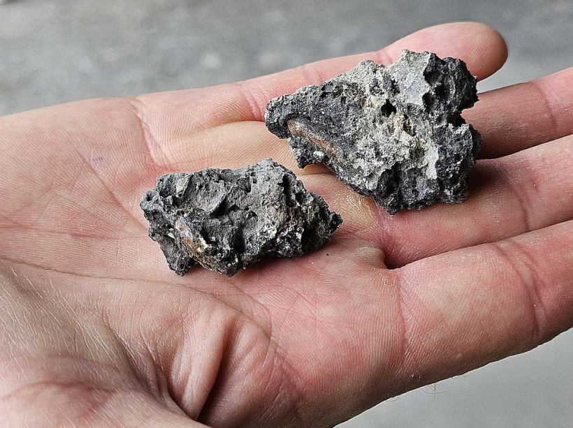 Attēlā redzamie izdedži veido aptuveni ceturto daļu no sadedzinātās atkritumu masas. Izdedžus izmanto veloceliņu, autostāvvietu un citu objektu būvniecībā.