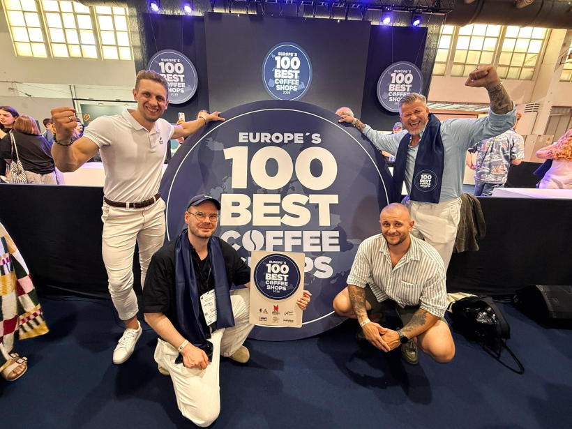 "Rocket Bean" pārstāvji saņemot "The World’s 100 Best Coffee Shops — Europe 2026" novērtējumu.