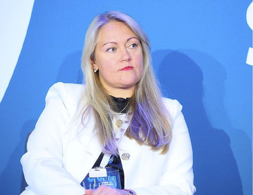 Baiba Miltoviča, EESK Transporta grupas prezidente: "Enerģētiskā nabadzība lielā mērā ir mentalitātes problēma, jo mēs neesam raduši cīnīties par savām tiesībām un bieži vien vienkārši adaptējamies smagajai situācijai. Latvijas iedzīvotājiem trūkst finanšu drošības spilvena, mēs dzīvojam no pensijas līdz pensijai, un mums nav uzkrājumu, ko pielietot enerģijas krīzes brīžos."