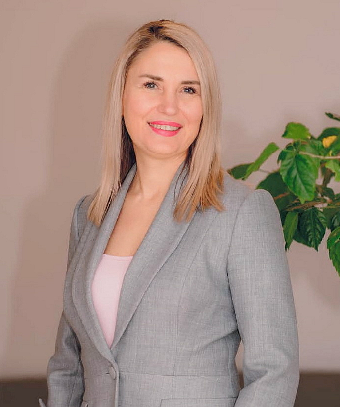 Laila Zemīte, inženierzinātņu doktore enerģētikā: "Lielākā problēma ir tā, ka mēs joprojām pārāk daudz strādājam ar rēķina dzēšanu, nevis rēķina cēloņa samazināšanu, ko var panākt tikai ar ēku renovāciju un iedzīvotāju izglītošanu. Īpaši ievainojamām grupām ir vajadzīgi enerģijas mentori, kuri var atnākt uz mājokli, paskatīties rēķinus un palīdzēt saprast, kādi pasākumi patiešām sniegs ietaupījumu."