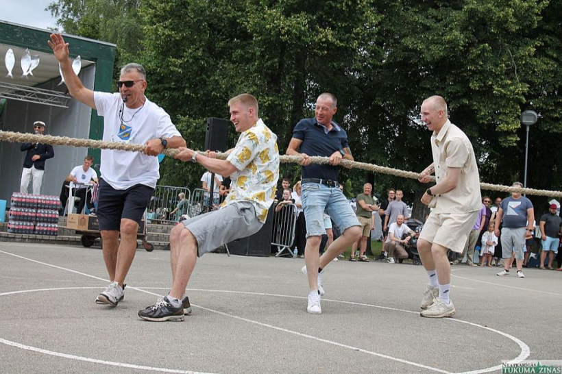 Tradicionāla Zvejnieksvētku sportiskā izklaide ir virves vilkšana.