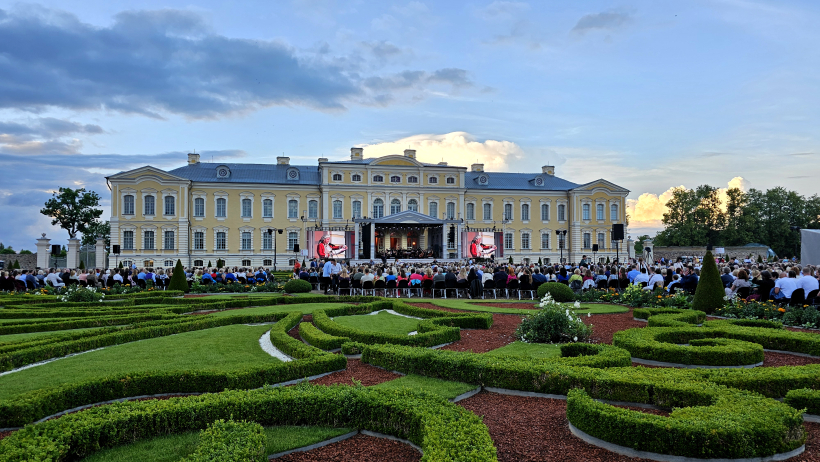 Senās mūzikas festivāla noslēguma koncerts Rundāles pils franču dārzā. 