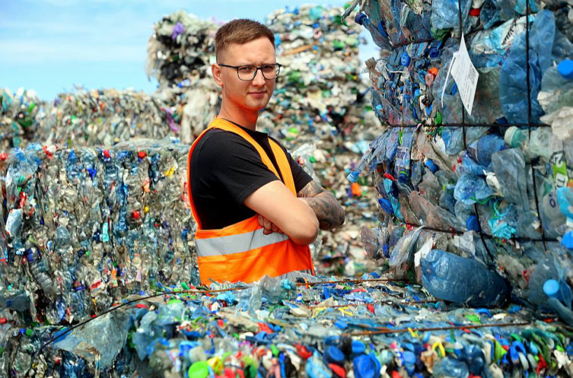 Olaines uzņēmuma "Iterum" ražošanas vadītājs Renārs Skuja: "Pārstrādājam ne tikai PET pudeles, bet arī to korķus un etiķetes. No pārstrādei atvestā iepakojuma pāri nepaliek nekas."