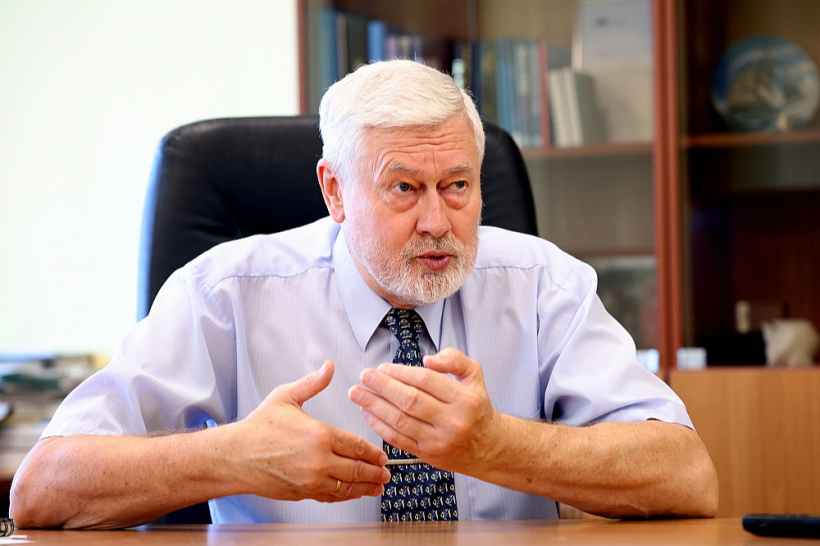 Zemkopības ministrijas Zivsaimniecības departamenta direktors Normunds Riekstiņš: "Vēsturiski mencu zvejai Latvijas zvejniekiem ir bijusi milzu nozīme. Daži tūkstoši tonnu mencu, kas kādreiz bija tipisks mencu nozvejas apjoms, bija komerciāli vērtīgāki nekā tie 50 tūkstoši tonnu reņģu un brētliņu, kas tiek zvejoti šobrīd. Diemžēl ar mencām situācija ir slikta, un iespējams, ka šo sugu Baltijas jūrā nekad vairs neizdosies atjaunot komerciāli zvejojamā apmērā."