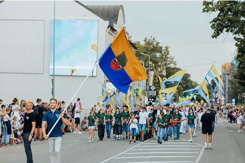 Valmieras pilsētas svētki nav iedomājami bez svinīgā gājiena. Valmieras pilsētas svētki nav iedomājami bez svinīgā gājiena.