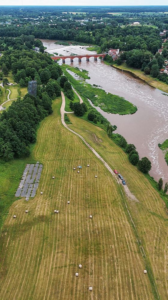 Kuldīgas Vecpilsēta ir ierakstīta UNESCO pasaules mantojuma sarakstā, pilsēta lepojas arī ar Eiropā garāko ūdenskritumu (ap 250 m), tādēļ Vecpilsētas svētki allaž ir kupli apmeklēti. Lai visiem viesiem pietiktu autostāvvietu, šim nolūkam atvēlētas arī Ventmalas pļavas. Kuldīgas Vecpilsēta ir ierakstīta UNESCO pasaules mantojuma sarakstā, pilsēta lepojas arī ar Eiropā garāko ūdenskritumu (ap 250 m), tādēļ Vecpilsētas svētki allaž ir kupli apmeklēti. Lai visiem viesiem pietiktu autostāvvietu, šim nolūkam atvēlētas arī Ventmalas pļavas.