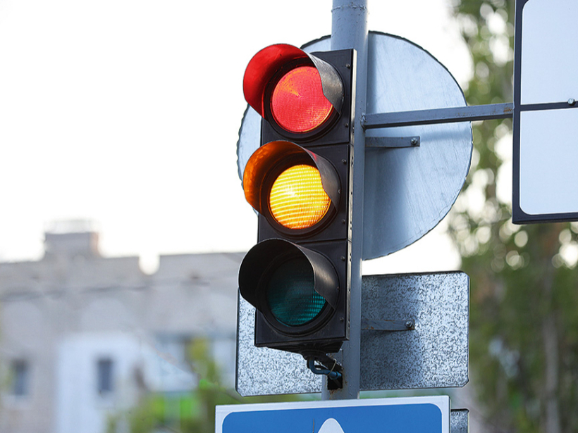 Cik vien iespējams, jāizvairās no straujas bremzēšanas un liekas ātruma uzņemšanas.