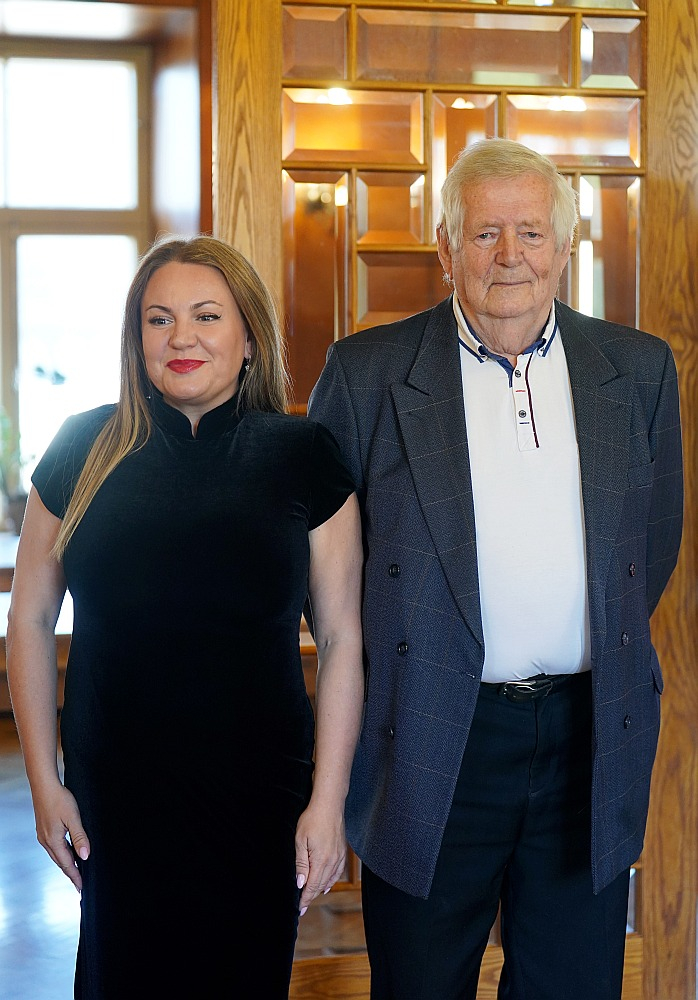 Siguldas Opermūzikas svētku dvēsele ārsts Dainis Kalns un Latvijas Nacionālās operas soliste Jūlija Vasiļjeva. Siguldas Opermūzikas svētku dvēsele ārsts Dainis Kalns un Latvijas Nacionālās operas soliste Jūlija Vasiļjeva.