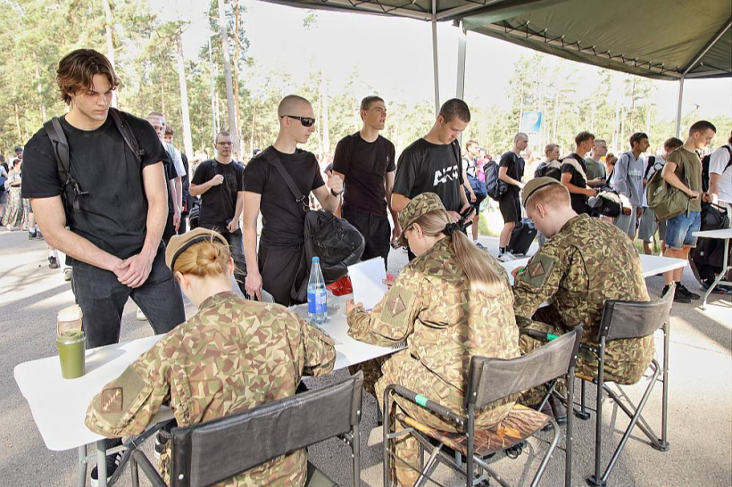 Jaunieši sāk valsts aizsardzības dienestu Ādažu militārajā bāzē. Jaunieši sāk valsts aizsardzības dienestu Ādažu militārajā bāzē.