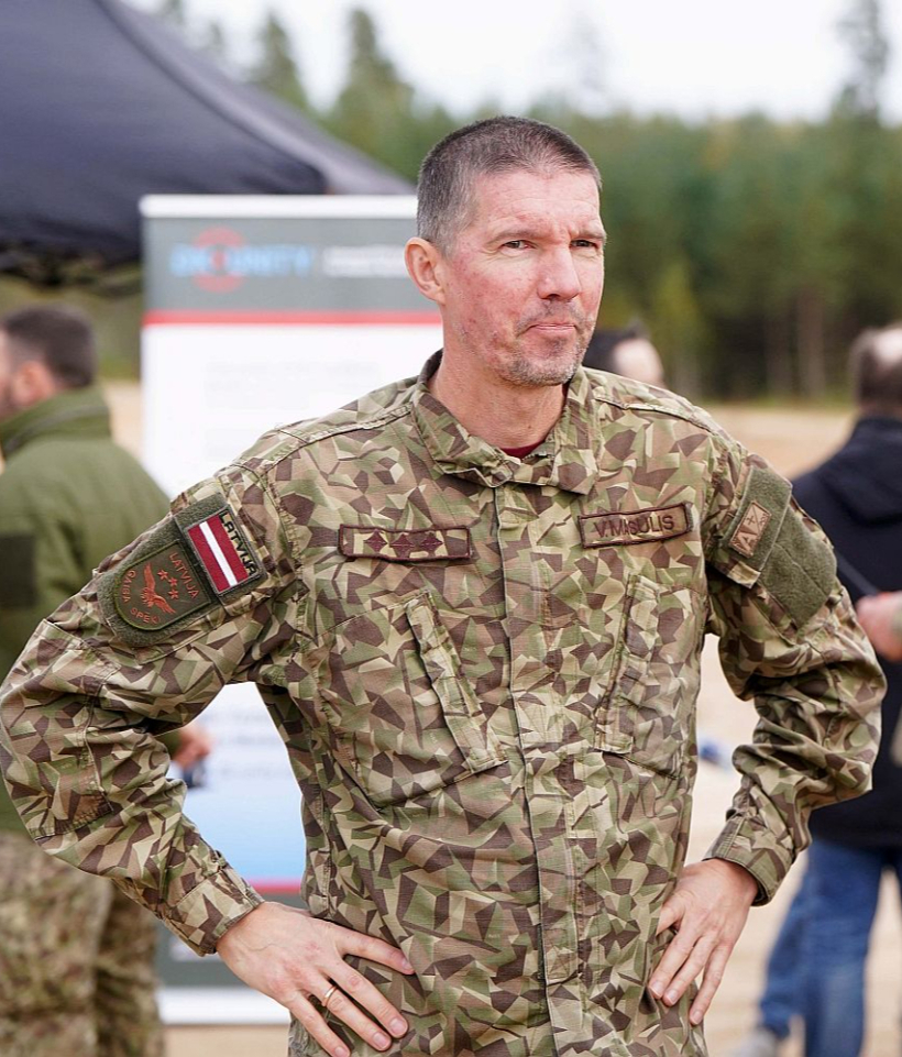 NBS Gaisa spēku komandieris pulkvedis Viesturs Masulis: "Ja mēs šausim uz 10 tūkstošus vērtu dronu ar miljona raķetēm, tur aizies viss budžets." NBS Gaisa spēku komandieris pulkvedis Viesturs Masulis: "Ja mēs šausim uz 10 tūkstošus vērtu dronu ar miljona raķetēm, tur aizies viss budžets."