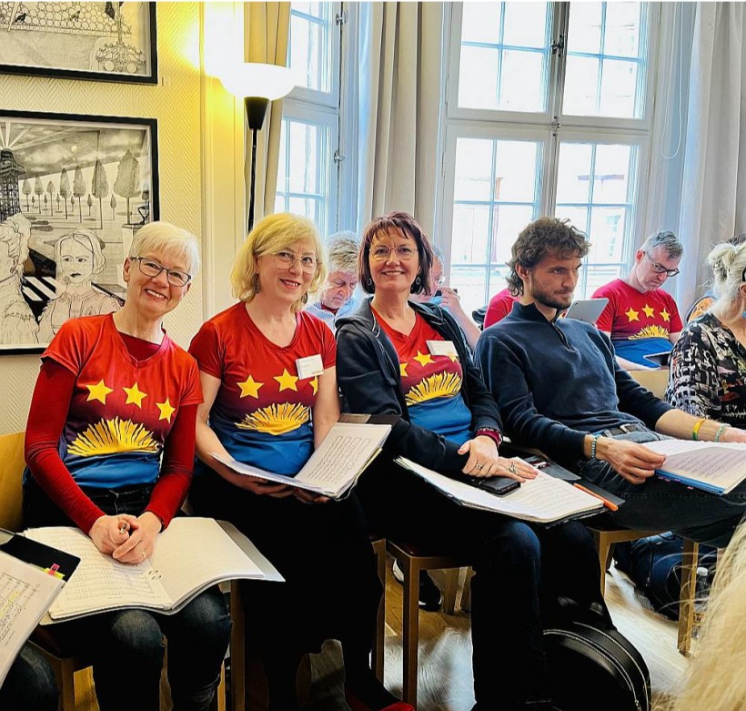 Stokholmas latviešu kora dalībnieces meistarklasē, ko pašas apmaksājušas. Raksta autore Gunta Enerūta otrā no kreisās.
