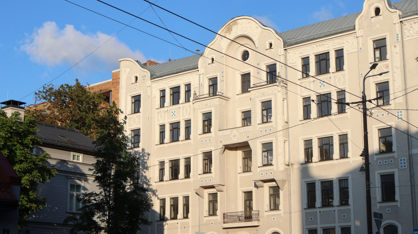 Daudzdzīvokļu nams Rīgas centrā. Daudzdzīvokļu nams Rīgas centrā.