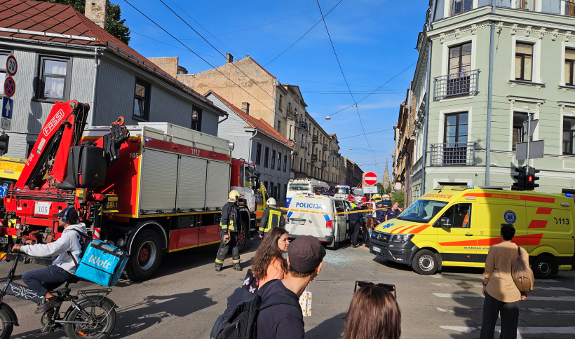 Rīgā, Bruņinieku un Avotu ielas krustojumā, piektdienas vakarā sadūrušās vairākas automašīnas, tostarp Valsts policijas automašīna un SIA "Rīgas satiksme" trolejbuss.