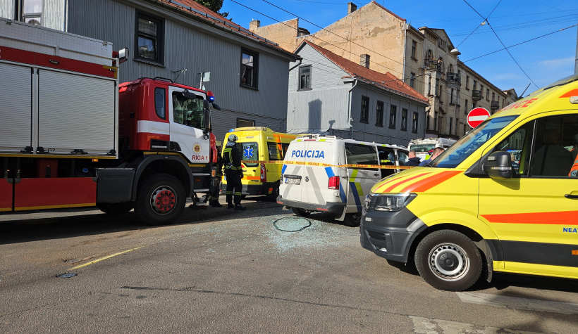 Rīgā, Bruņinieku un Avotu ielas krustojumā, piektdienas vakarā sadūrušās vairākas automašīnas, tostarp Valsts policijas automašīna un SIA "Rīgas satiksme" trolejbuss.