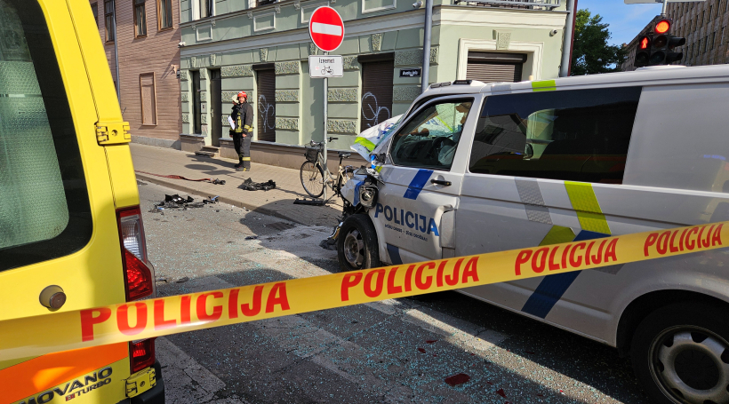Rīgā, Bruņinieku un Avotu ielas krustojumā, piektdienas vakarā sadūrušās vairākas automašīnas, tostarp Valsts policijas automašīna un SIA "Rīgas satiksme" trolejbuss.