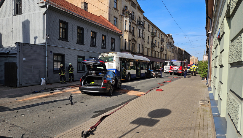 Rīgā, Bruņinieku un Avotu ielas krustojumā, piektdienas vakarā sadūrušās vairākas automašīnas, tostarp Valsts policijas automašīna un SIA "Rīgas satiksme" trolejbuss.