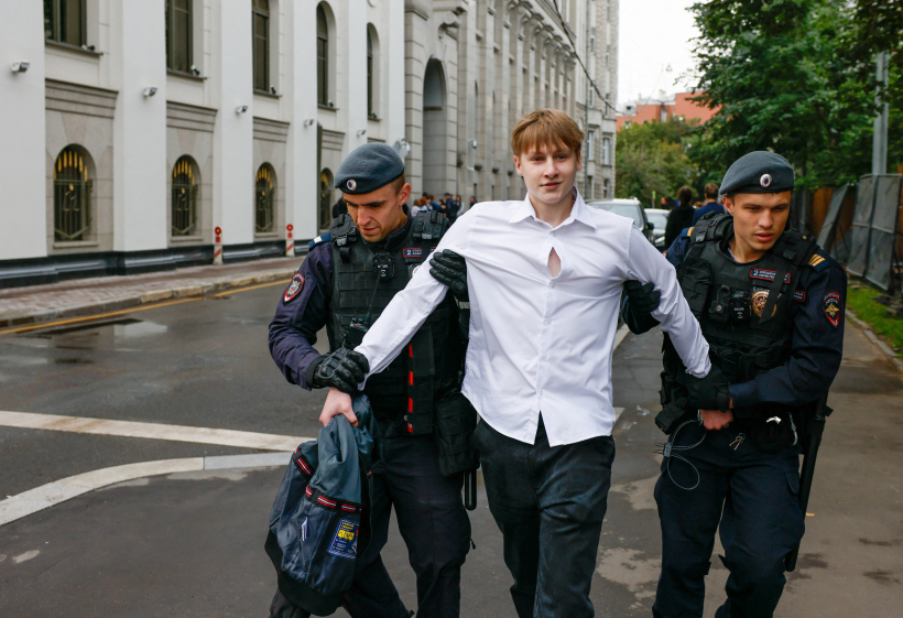 Pie Krievijas Augstākās tiesas policija aiztur "Jabloko" atbalstītāju. Pie Krievijas Augstākās tiesas policija aiztur "Jabloko" atbalstītāju.