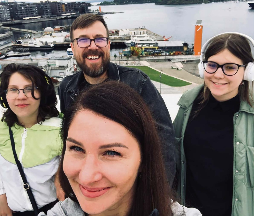 Ozolu ģimene. No kreisās jaunākā meita Agnese, Andis Ozols, vecākā meita Adriana, priekšplānā Anda Ozola. FOTO NO PERSONISKĀ ARHĪVA