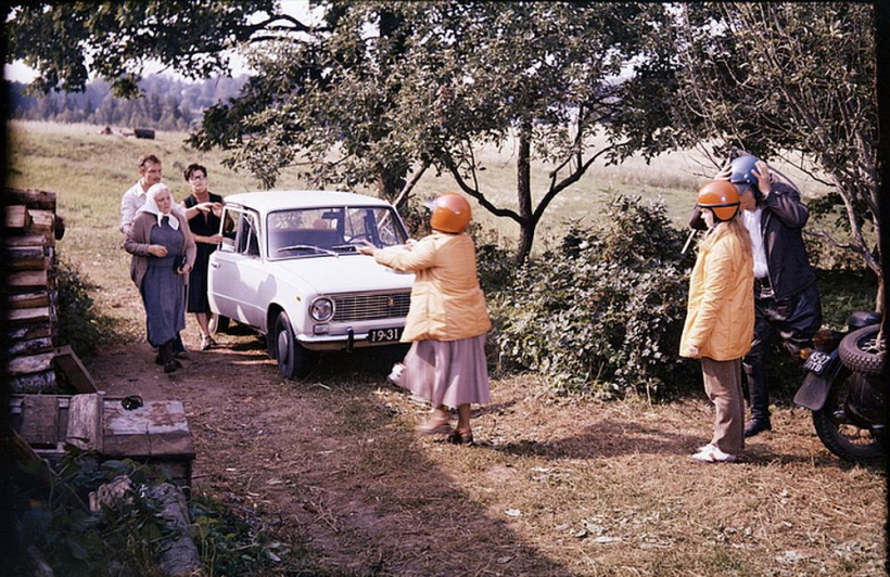 Kadrs no kinofilmas "Limuzīns Jāņu nakts krāsā". Kadrs no kinofilmas "Limuzīns Jāņu nakts krāsā".