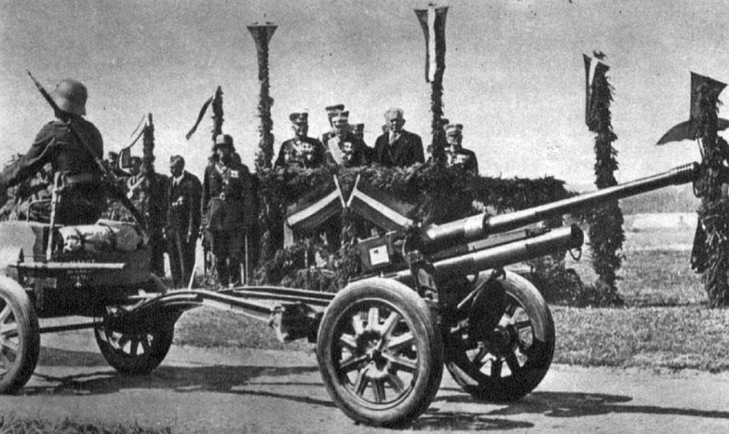 Latvijas armijas bruņojumā esošais prettanku lielgabals parādē 1939. gadā. Ar šādiem lielgabaliem plānoja apgādāt sprostvienības pretinieka uzbrukuma aizkavēšanai. Latvijas armijas bruņojumā esošais prettanku lielgabals parādē 1939. gadā. Ar šādiem lielgabaliem plānoja apgādāt sprostvienības pretinieka uzbrukuma aizkavēšanai.