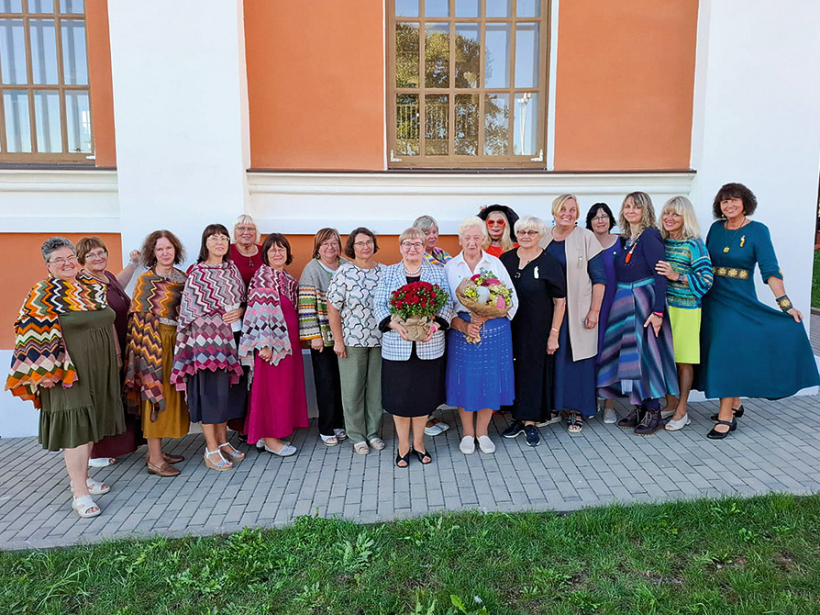 Sabiles saieta noslēgumā Ventspils rokdarbu studijas “Spārni” kolektīvs ar Inu Valteri (centrā).