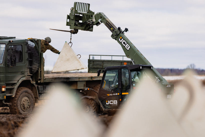 Latvijas austrumu pierobežā sākti Baltijas aizsardzības līnijas pretmobilitātes infrastruktūras izbūves darbi. Latvijas austrumu pierobežā sākti Baltijas aizsardzības līnijas pretmobilitātes infrastruktūras izbūves darbi.
