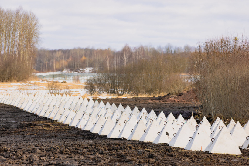 Latvijas austrumu pierobežā sākti Baltijas aizsardzības līnijas pretmobilitātes infrastruktūras izbūves darbi. Latvijas austrumu pierobežā sākti Baltijas aizsardzības līnijas pretmobilitātes infrastruktūras izbūves darbi.