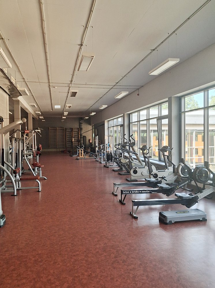 Jaunajiem sportistiem ir pieejama mūsdienu prasībām atbilstoša trenažieru zāle.