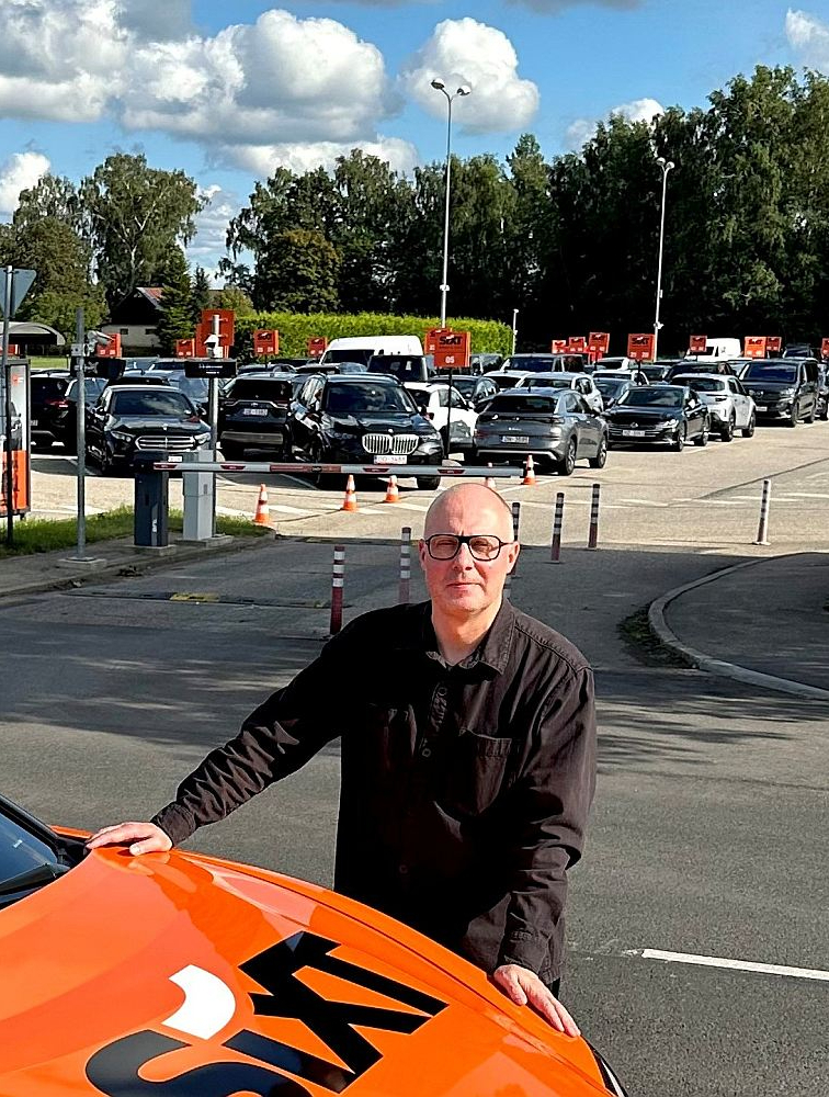"Ja skatāmies ilgtermiņa nomu jeb līzingu, kopējais elektroauto skaits ir augošs. Vienlaikus ir arī diezgan daudz jautājumu. Pats galvenais – vērtības kritums jeb cik maksās lietots elektroauto pēc nomas termiņa beigām un vai to izdosies pārdot. Par šo uztraucas visi, jo daudzu gadu dzīves cikla pieredze auto ražotājiem un dīleriem tikai veidojas," par starptautiskā autonomas uzņēmuma "Sixt" pakalpojumu priekšrocībām stāsta Baltijas un Somijas mārketinga vadītājs Ivo Skribis.