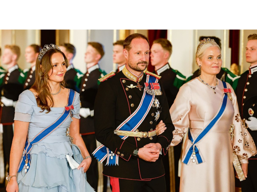 Norvēģijas karalis Hokons VIII, karaliene Mete Mārita (no labās) un kroņprincese Ingrida Aleksandra, kas tagad kļuvusi par troņmantnieci. 