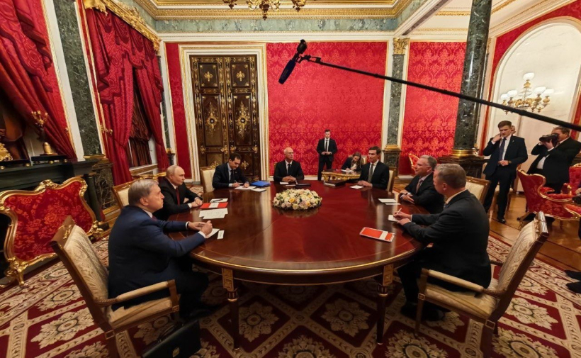 ASV īpašais sūtnis Stīvs Vitkofs, Donalda Trampa znots Džareds Kušners tiekas ar Vladimiru Putinu Kremlī, Maskavā, 2026. gada 5. septembrī.
