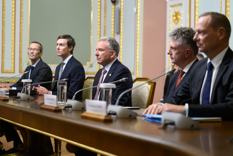 Ukrainas prezidents Volodimirs Zelenskis tiekas ar ASV īpašajiem sūtņiem Stīvu Vitkofu un Džaredu Kušneru Kijivā, Ukrainā, 2026. gada 6. septembrī. ASV pārstāvji Ukrainas galvaspilsētā ieradās dienu pēc sarunām ar Krievijas diktatoru Vladimiru Putinu Maskavā.