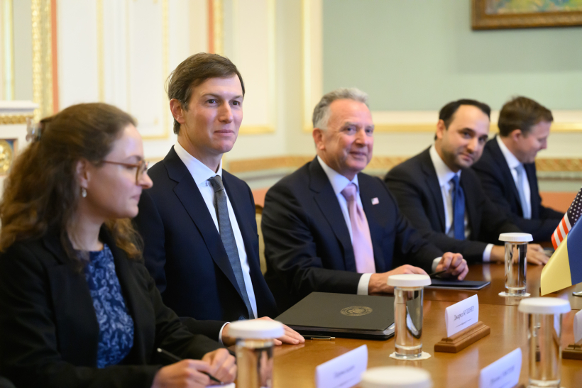 Ukrainas prezidents Volodimirs Zelenskis tiekas ar ASV īpašajiem sūtņiem Stīvu Vitkofu un Džaredu Kušneru Kijivā, Ukrainā, 2026. gada 6. septembrī. ASV pārstāvji Ukrainas galvaspilsētā ieradās dienu pēc sarunām ar Krievijas diktatoru Vladimiru Putinu Maskavā.