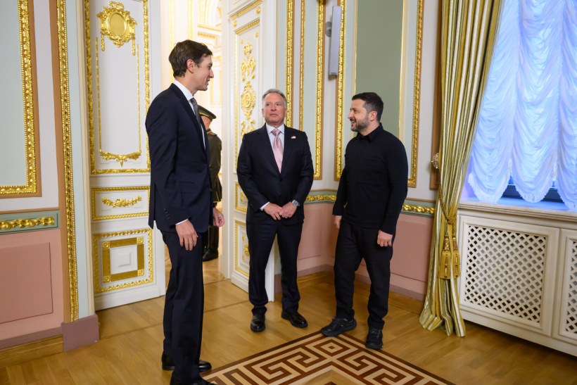 Ukrainas prezidents Volodimirs Zelenskis tiekas ar ASV īpašajiem sūtņiem Stīvu Vitkofu un Džaredu Kušneru Kijivā, Ukrainā, 2026. gada 6. septembrī. ASV pārstāvji Ukrainas galvaspilsētā ieradās dienu pēc sarunām ar Krievijas diktatoru Vladimiru Putinu Maskavā.