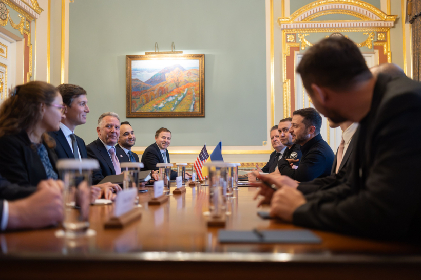 Ukrainas prezidents Volodimirs Zelenskis tiekas ar ASV īpašajiem sūtņiem Stīvu Vitkofu un Džaredu Kušneru Kijivā, Ukrainā, 2026. gada 6. septembrī. ASV pārstāvji Ukrainas galvaspilsētā ieradās dienu pēc sarunām ar Krievijas diktatoru Vladimiru Putinu Maskavā.