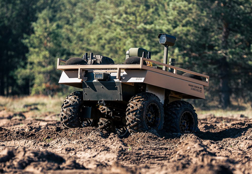SIA "LV-TEH" Latvijā izstrādātā un ražotā bezpilota sauszemes platforma (UGV) "HADES GEKON M2" izmēģinājumu laikā Ādažu poligonā. SIA "LV-TEH" Latvijā izstrādātā un ražotā bezpilota sauszemes platforma (UGV) "HADES GEKON M2" izmēģinājumu laikā Ādažu poligonā.
