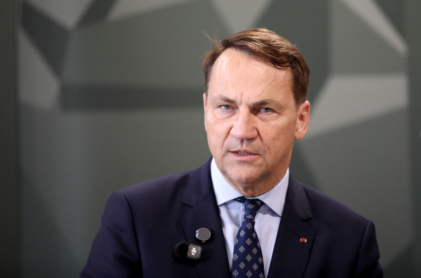 Polijas premjerministra vietnieks, ārlietu ministrs Radoslavs Tomašs Sikorskis piedalās prese konferencē vizītes laikā Ādažu militārajā bāzē. Polijas premjerministra vietnieks, ārlietu ministrs Radoslavs Tomašs Sikorskis piedalās prese konferencē vizītes laikā Ādažu militārajā bāzē.