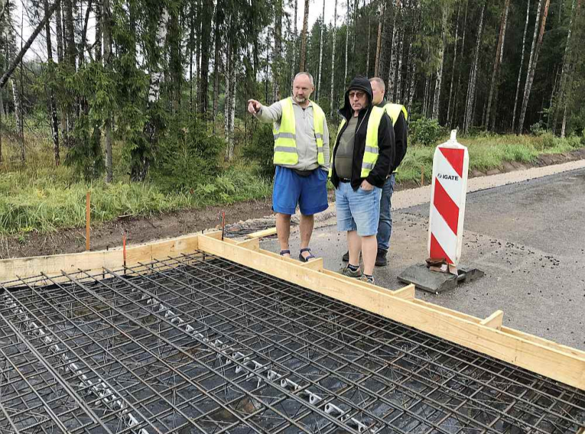 Te top stiprinājums nelielā ceļa posmā, pa kuru jau drīz varēs braukt pāri pat tanki. Te top stiprinājums nelielā ceļa posmā, pa kuru jau drīz varēs braukt pāri pat tanki.