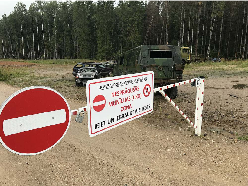 Aiz šīs barjeras sākas plašs lauks, kurā paredzēts izvietot mērķus šaušanai ar smagajiem ieročiem un arī aviācijas bumbu mešanai. Aiz šīs barjeras sākas plašs lauks, kurā paredzēts izvietot mērķus šaušanai ar smagajiem ieročiem un arī aviācijas bumbu mešanai.