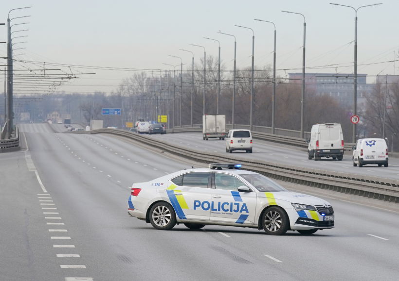 Policijas automašīna uz Salu tilta. Policijas automašīna uz Salu tilta.