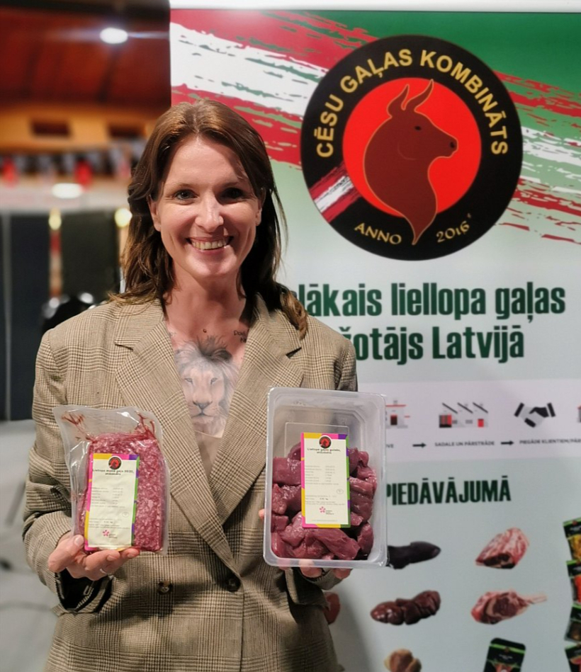"Lai palīdzētu uzturēt bioloģisko daudzveidību, vienlaikus nodrošinot iespēju lauksaimniekiem radīt produktus ar augstu pievienoto vērtību, piedāvājam jaunu produktu līniju "Pļavas liellopu gaļa", kam ir daudz augstāka uzturvērtība," klāsta "Cēsu gaļas kombināta" produktu attīstības speciāliste Alma Spangere.