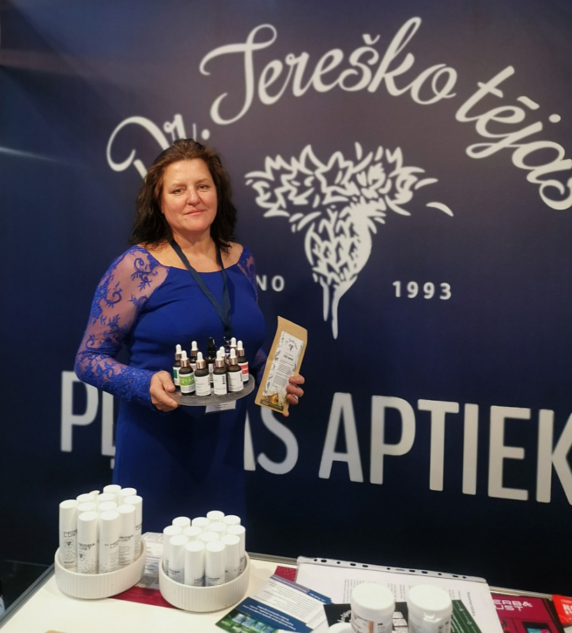 "Īpašu izstādes apmeklētāju interesi raisīja daktera Artūra Tereško inovācija – uztura bagātinātājs "Dižā sakne", kas ne tikai spēj uzlabot organisma aizsargspējas bakteriālu un vīrusu slodžu gadījumā, veicināt sirds un asinsvadu veselību u.c., bet arī spējot ārstēt Laimas slimību," novēroja "Pļavas aptiekas" herbāriste Anita Kundziņa.