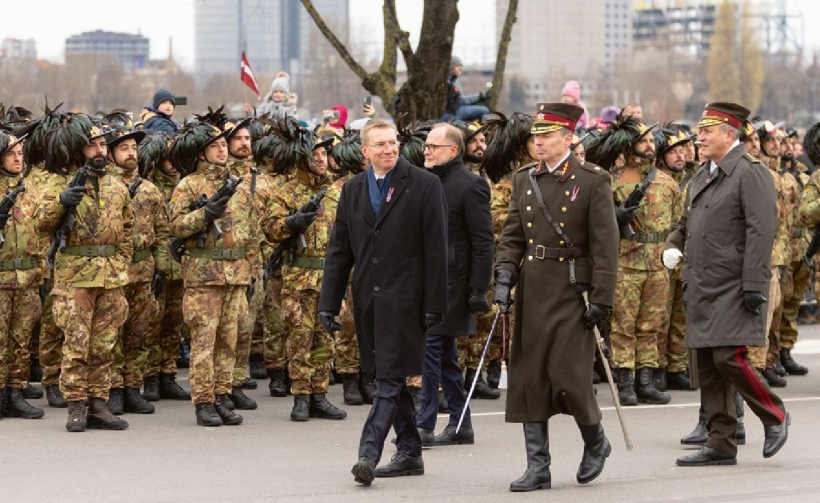 Svinīgs notikums – 18. novembra parāde 11. novembra krastmalā 2023. gadā. Attēlā: Zemessardzes komandiera pulkveža Kaspara Pudāna vadīto militāro parādi pieņem Valsts prezidents Edgars Rinkēvičs.