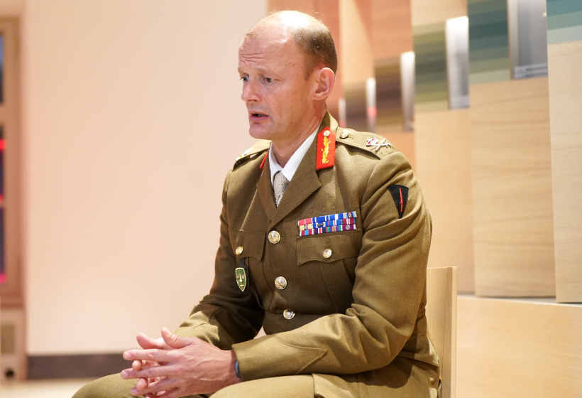 NATO Apvienoto spēku pavēlniecības Brunsumā komandiera vietnieks ģenerālleitnants Džons Mīds (John Mead).